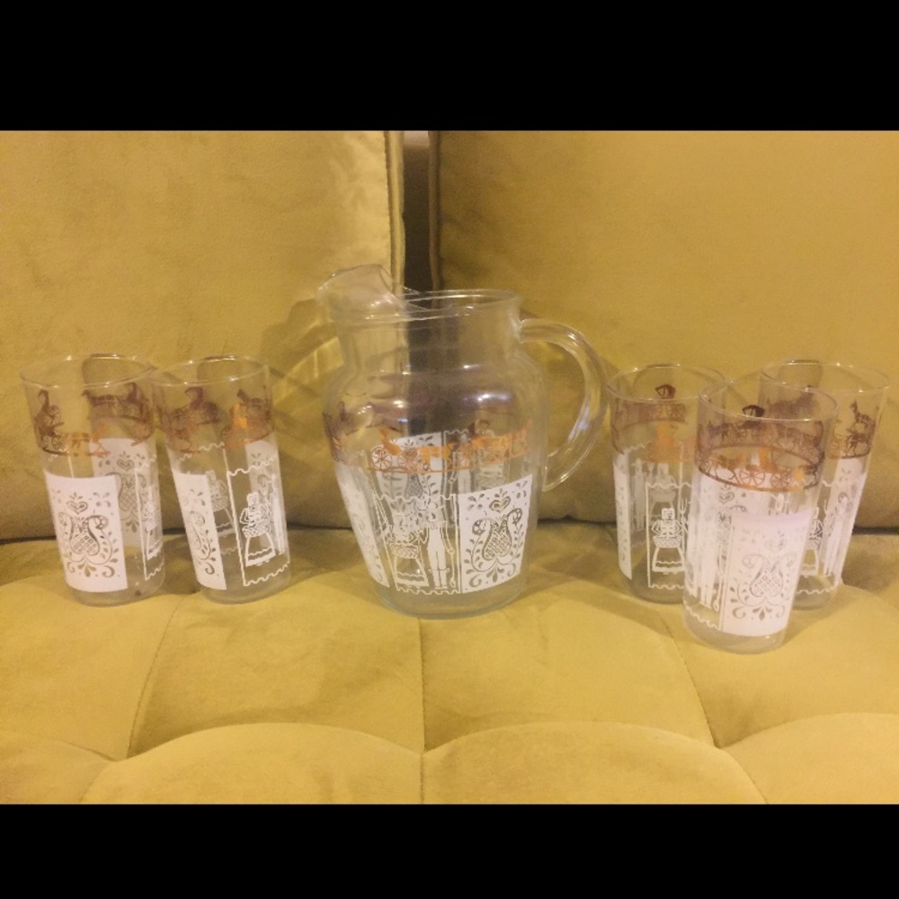 Pyrex vintage pitcher and tumblers